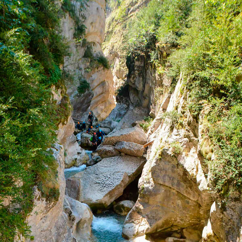 ailements-sport-vacances-balade-eau-riviere-saint-vallier-de-thiey-tourisme-famille-canyoning