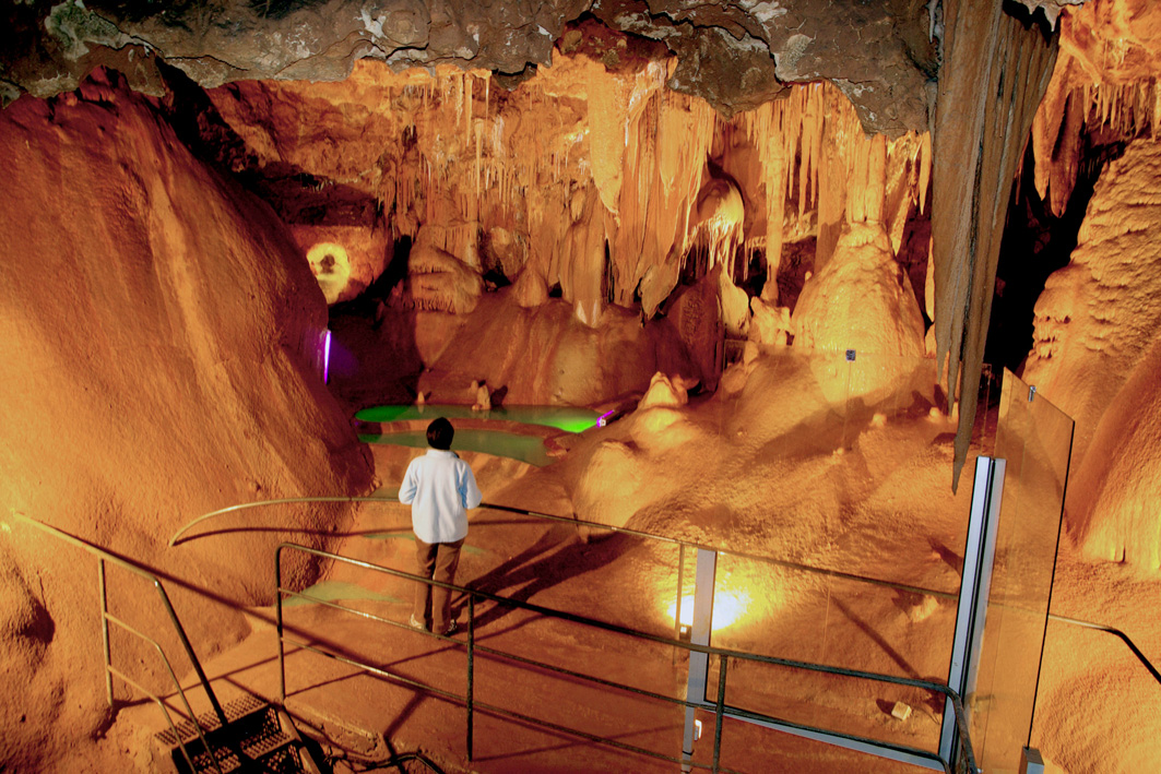 grotte-baume-obscure-saint-vallier-de-thiey-tourisme-provence-famille-stalactites-riviere-souterraine grotte-baume-obscure-saint-vallier-de-thiey-tourisme-provence-famille-stalactites-riviere-souterraine