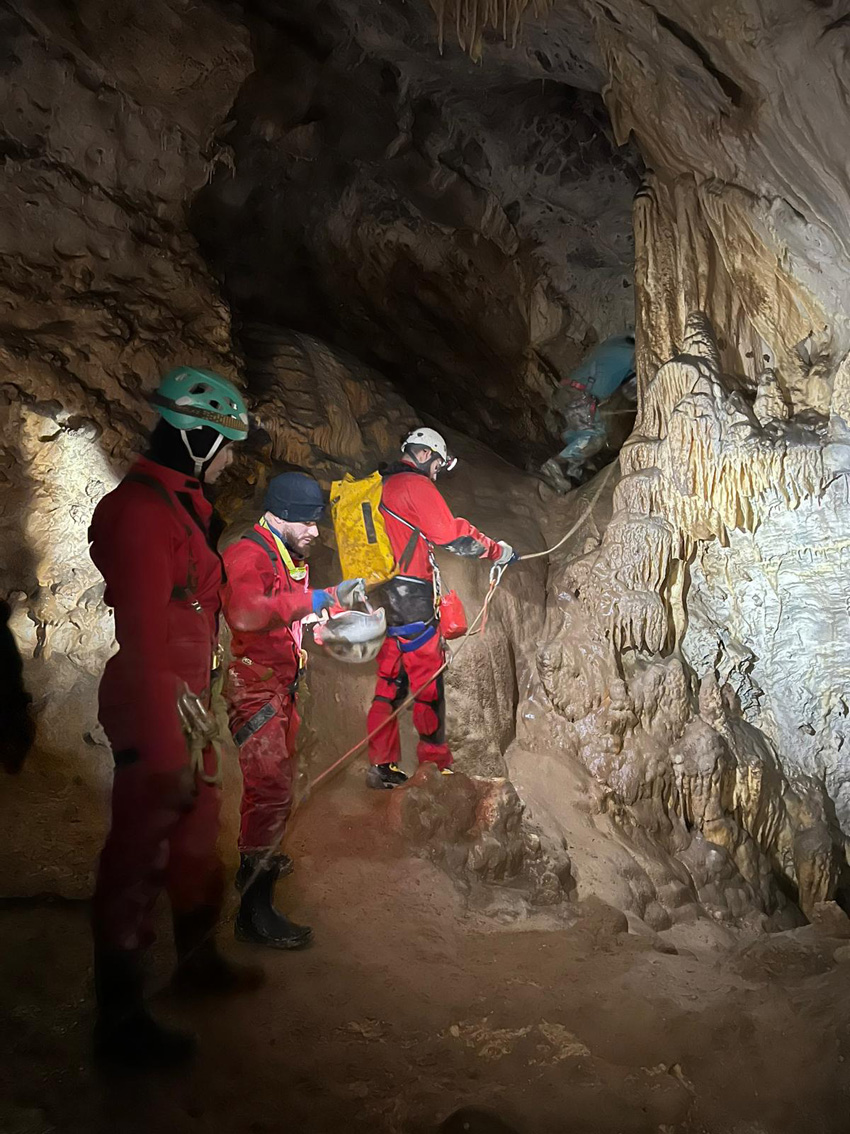 speleologie-speleo-sport-grotte-aventure-saint-vallier-de-thiey-provence-village-tourisme-club-garagalh-alpes-maritimes-famille speleologie-speleo-sport-grotte-aventure-saint-vallier-de-thiey-provence-village-tourisme-club-garagalh-alpes-maritimes-famille