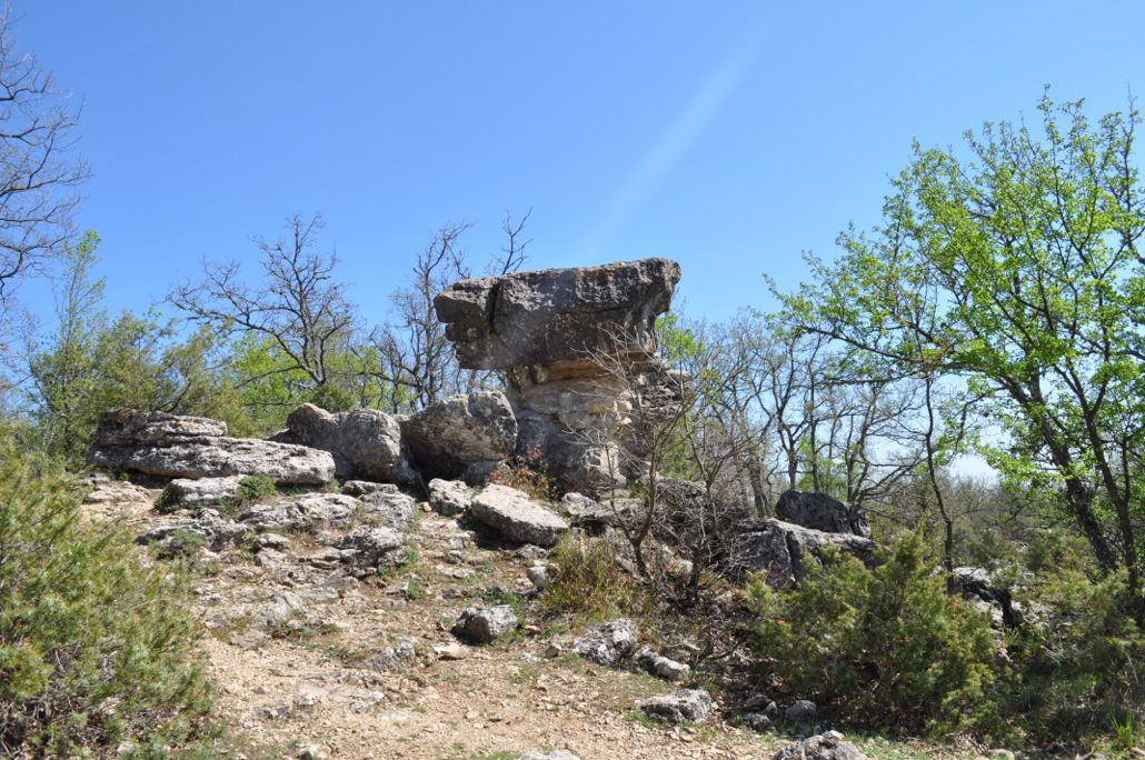 Pierre-druidiqueWEB1 visite tourisme-patrimoine-saint vallier de thiey-provence village-tourisme-provence-histoire