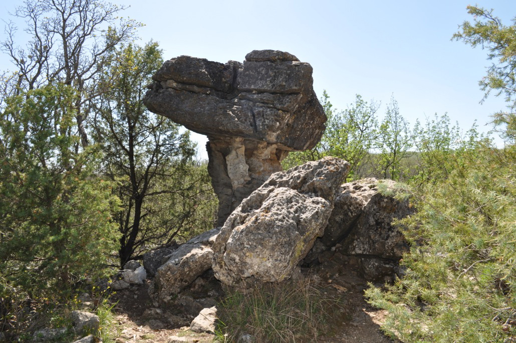 pierre druidique-saint vallier de thiey-randonnee-tourisme-geologie pierre druidique-saint vallier de thiey-randonnee-tourisme-geologie